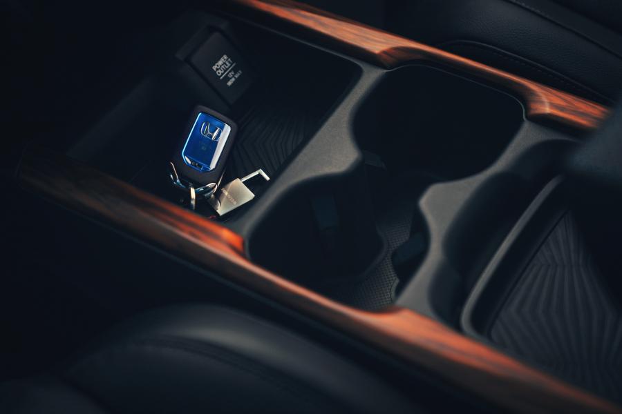 Детали интерьера Honda CR-V Hybrid 2018 года  (EU) (фото 44 из 56)